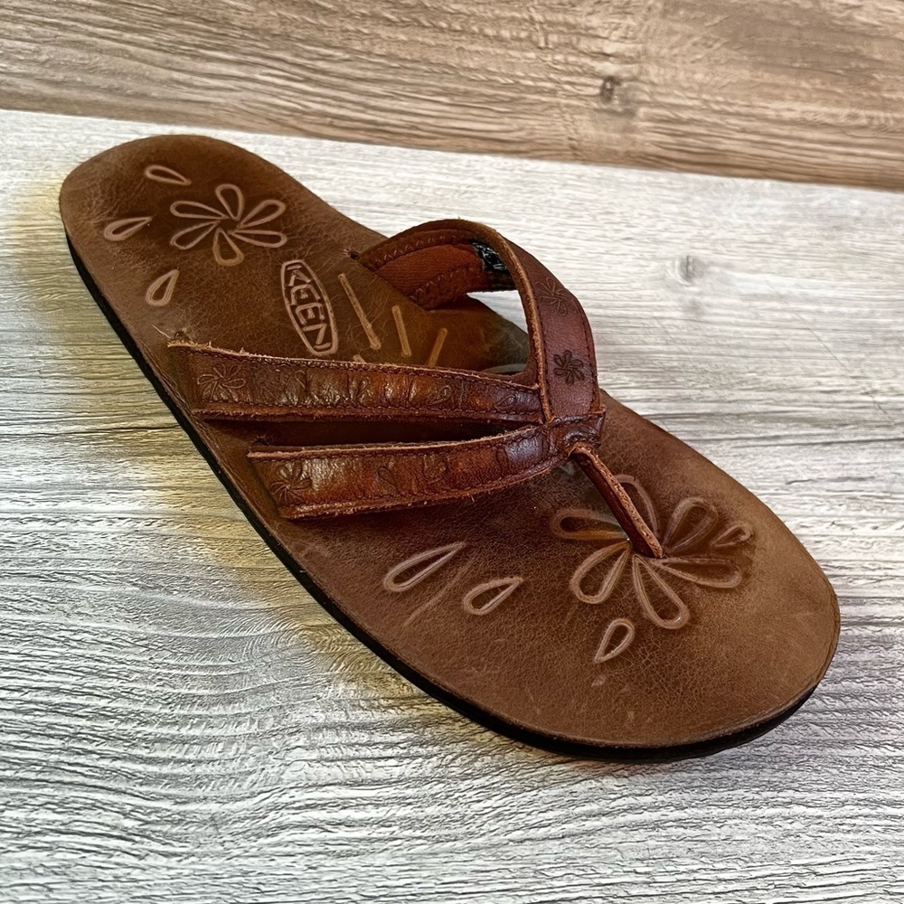 Keen brown leather floral etched flip flops size 7